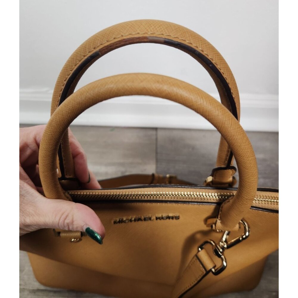 Michael Kors Cindy LG Tan Dome Satchel Bag Oyster Saffiano Leather - Picture 4 of 8